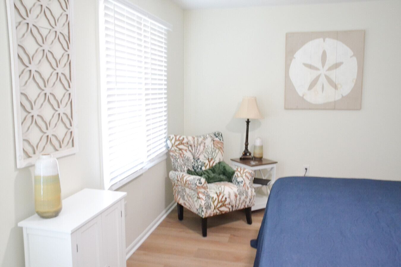 3 bedrooms, desk, iron/ironing board, travel cot