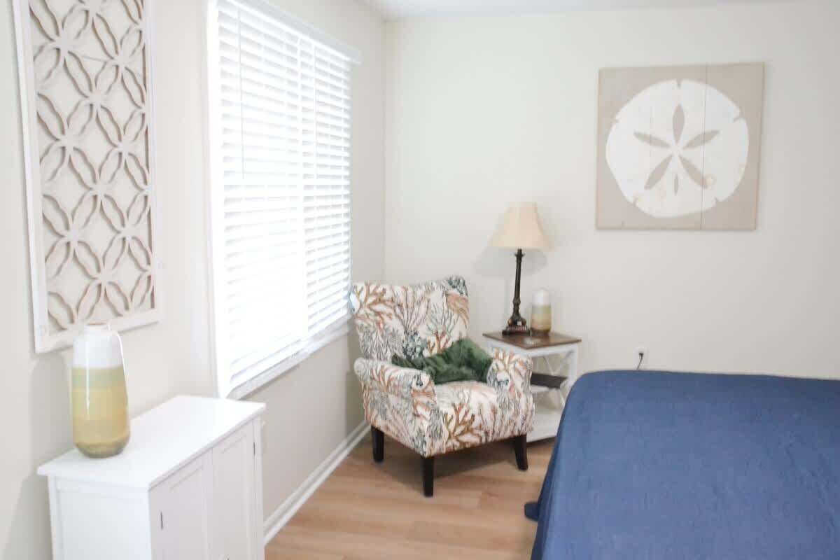 3 bedrooms, desk, iron/ironing board, travel crib