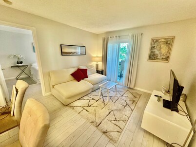 King Bed, Remodeled, Pool & Hot Tub Near Beach.