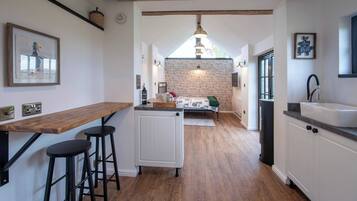 Cabin, 1 Bedroom, Garden View | Interior