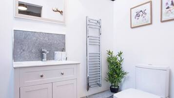 Cabin, 1 Bedroom, Garden View | Bathroom
