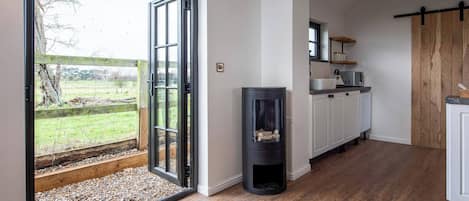 Cabin, 1 Bedroom, Garden View | Private kitchen