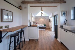 Cabin, 1 Bedroom, Garden View | Interior