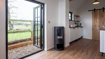 Cabin, 1 Bedroom, Garden View | Private kitchen