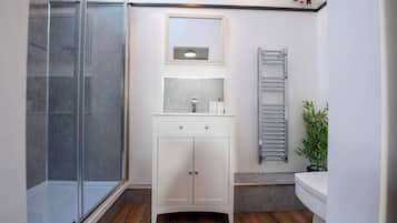 Cabin, 1 Bedroom, Garden View | Bathroom