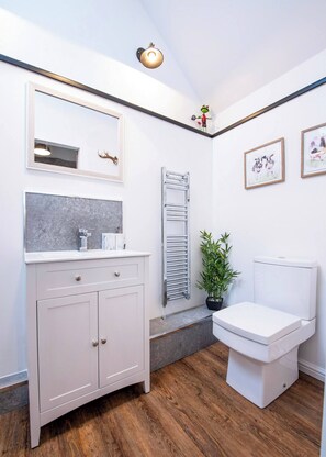 Cabin, 1 Bedroom, Garden View | Bathroom - The Acorn - Roudham Norwich (Norwich)