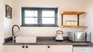 Cabin, 1 Bedroom, Garden View | Private kitchen