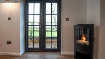 Cabin, 1 Bedroom, Garden View | Interior