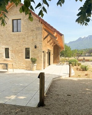 Terrace/patio - LA VILLA DE PAUL - YENNE (YENNE)