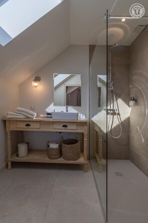 Shower, hair dryer, towels - LA VILLA DE PAUL - YENNE (YENNE)