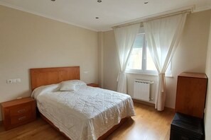 3 bedrooms, iron/ironing board, bed sheets, wheelchair access