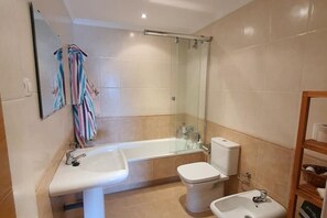 Hair dryer, towels, toilet paper - Apartment near the beach (Burela)