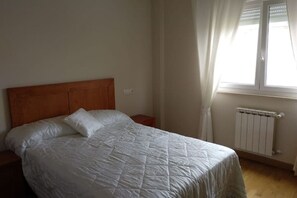 3 habitaciones, tabla de planchar con plancha y ropa de cama