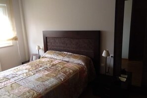 3 habitaciones, tabla de planchar con plancha y ropa de cama