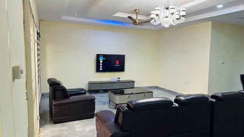 Great 1bedroom + 2TVs + Starlink + AC