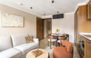 Living area - COMBINING HISTORICAL CHARM, REFINED DESIGN & AN UNBEATABLE LOCATION (Paris)
