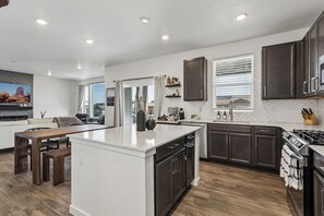 Private kitchen - New Modern Retreat w/Mountain Views, Fire Pit + Deck (Littleton)