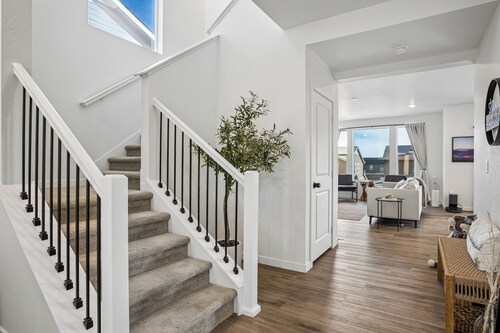 New Modern Retreat w/Mountain Views, Fire Pit + Deck