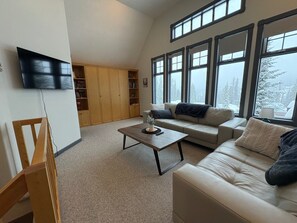 TV, fireplace - This 6 bedroom, duplex is the perfect location for your Silver Star adventures. (Vernon)