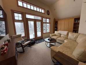 TV, fireplace - This 6 bedroom, duplex is the perfect location for your Silver Star adventures. (Vernon)