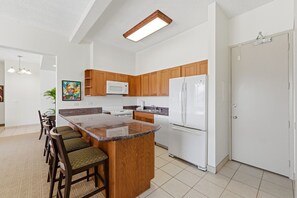 Fridge, microwave, oven, stovetop - Sunset in the Sky | 38th-Floor Waikiki Penthouse (Honolulu)