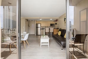 Eine moderne Wohnung mit Essbereich, Küche und Wohnzimmer.