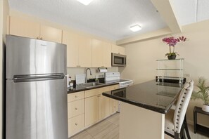 Fridge, microwave, oven, stovetop - Relaxing Family Retreat w/Diamond Head View (Honolulu)