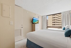1 bedroom, desk, iron/ironing board, WiFi - Relaxing Family Retreat w/Diamond Head View (Honolulu)
