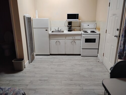 1 Bedroom Kitchenette, Paid Pool access with two free passes, free parking, wifi