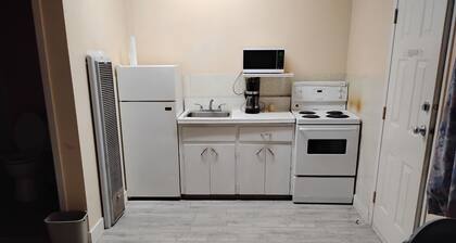 1 Bedroom Kitchenette, Paid Pool access with two free passes, free parking, wifi