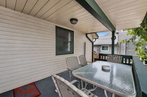 Diamond Lake Retreat w Private Beach & Dock!