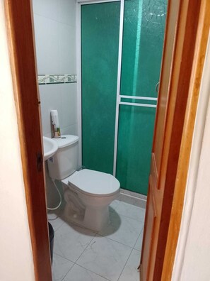 Shower, soap, toilet paper - SPACIOUS HOUSE WITH PATIO (Santa Marta)