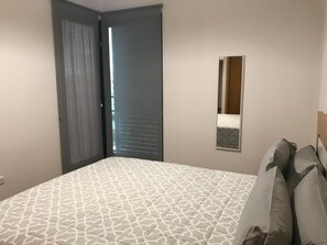 2 bedrooms, Internet - Stunning Ocean & Mountain Views • Pool • Gym • 2BR/2BA • Sleeps 4 Comfortably (Funchal)