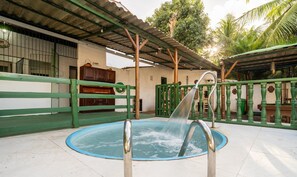 A swimming pool with a water fountain, surrounded by a green fence and a covered area with a roof. - House w. 5-br and Pool 200m From the Beach Fpl0228 (Cabedelo)