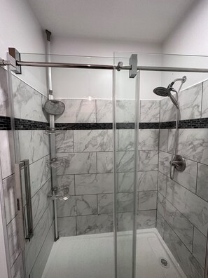 Douche, sèche-cheveux, serviettes fournies, savon