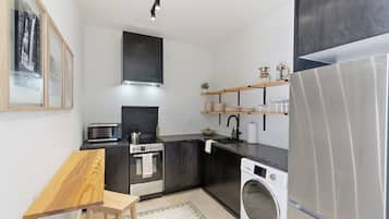 Réfrigérateur, four à micro-ondes, un four, surface de cuisson