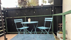 Outdoor dining - Cozy Marina Del Rey Studio (Marina del Rey)