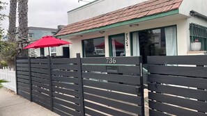 Exterior detail - Cozy Marina Del Rey Studio (Marina del Rey)