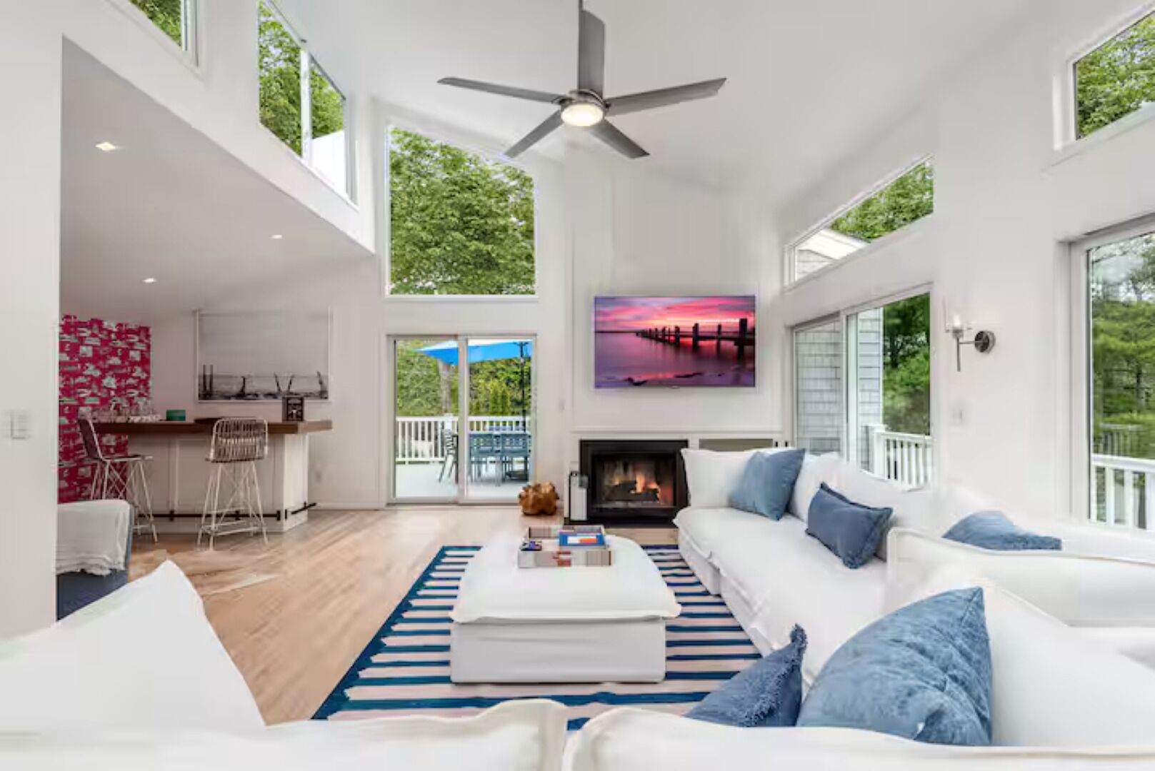 Superior Villa, Pool View | Living area