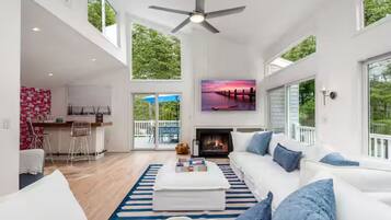 Superior Villa, Pool View | Living area