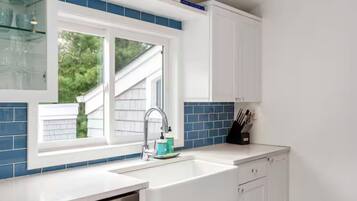 Villa superior, vista a la alberca | Cocina privada