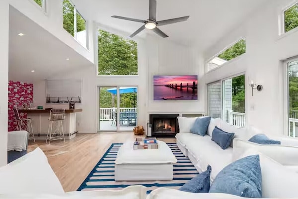 Superior Villa, Pool View | Living room