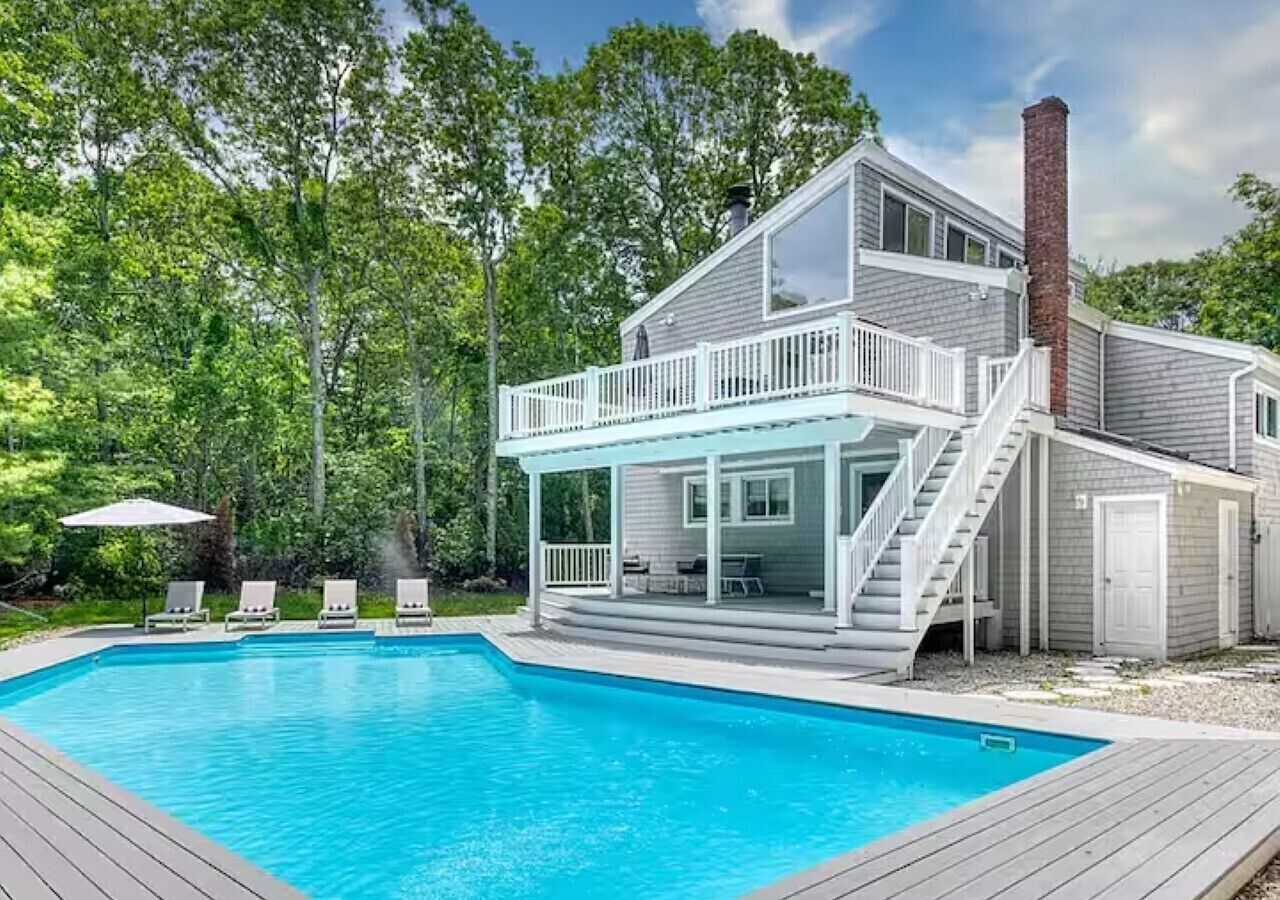 Superior Villa, Pool View | Living room