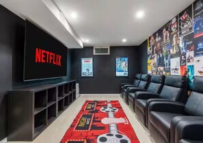 Villa superior, vista a la alberca | Sala de estar