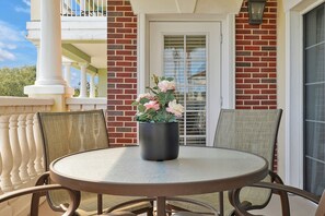 Outdoor dining - 
Welcome to Orlando Magical Vacations! So close to Disney and other attractions! (Kissimmee)