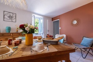 Dining - La Maison de Flavie - SAINT JULIEN DES POINTS (SAINT JULIEN DES POINTS)