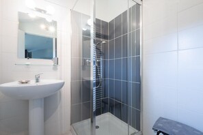 Douche, sèche-cheveux, serviettes fournies