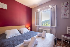 3 bedrooms, travel cot, bed sheets - La Maison de Flavie - SAINT JULIEN DES POINTS (SAINT JULIEN DES POINTS)