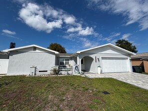 Exterior - Sun, Pool & Beach: Largo Getaway (Largo)