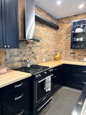 Fridge, microwave, oven, stovetop - Evergreen Escape at Red Mountain (Rossland)